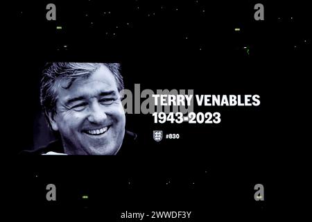 Wembley Stadium, London, Großbritannien. März 2024. International Football Friendly, England gegen Brasilien; die große Leinwand zeigt eine Hommage an Terry Venables, den ehemaligen englischen Manager, der im November 2023 starb. Credit: Action Plus Sports/Alamy Live News Stockfoto