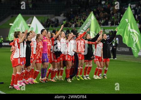 Wolfsburg, Deutschland. März 2024. Fußball, Frauen: Bundesliga, VfL Wolfsburg - Bayern München, Spieltag 17, Volkswagen Arena. Münchner Spieler feiern nach dem letzten Pfeifen. Hinweis: Swen Pförtner/dpa – WICHTIGER HINWEIS: gemäß den Vorschriften der DFL Deutscher Fußball-Liga und des DFB Deutscher Fußball-Bundes ist es verboten, im Stadion und/oder des Spiels aufgenommene Fotografien in Form von sequenziellen Bildern und/oder videoähnlichen Fotoserien zu verwenden oder zu nutzen./dpa/Alamy Live News Stockfoto