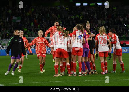 Wolfsburg, Deutschland. März 2024. Fußball, Frauen: Bundesliga, VfL Wolfsburg - Bayern München, Spieltag 17, Volkswagen Arena. Münchner Spieler feiern nach dem letzten Pfeifen. Hinweis: Swen Pförtner/dpa – WICHTIGER HINWEIS: gemäß den Vorschriften der DFL Deutscher Fußball-Liga und des DFB Deutscher Fußball-Bundes ist es verboten, im Stadion und/oder des Spiels aufgenommene Fotografien in Form von sequenziellen Bildern und/oder videoähnlichen Fotoserien zu verwenden oder zu nutzen./dpa/Alamy Live News Stockfoto