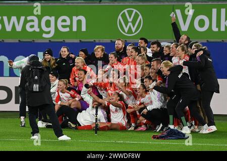 Wolfsburg, Deutschland. März 2024. Fußball, Frauen: Bundesliga, VfL Wolfsburg - Bayern München, Spieltag 17, Volkswagen Arena. Münchner Spieler feiern nach dem letzten Pfeifen. Hinweis: Swen Pförtner/dpa – WICHTIGER HINWEIS: gemäß den Vorschriften der DFL Deutscher Fußball-Liga und des DFB Deutscher Fußball-Bundes ist es verboten, im Stadion und/oder des Spiels aufgenommene Fotografien in Form von sequenziellen Bildern und/oder videoähnlichen Fotoserien zu verwenden oder zu nutzen./dpa/Alamy Live News Stockfoto