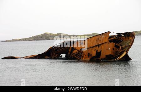 Teilweise untergetauchtes Schiffswrack in der Nähe eines felsigen Ufers an der Küste von Labrador Stockfoto