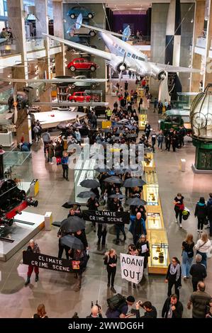 London, Großbritannien. 23. März 2024. Extinction Rebellion, Fossil Free Science Museum und Fossil Free London demonstrieren im Science Museum für „Reclaim the Science Museum“. Der Protest richtet sich an die neue klimawissenschaftliche Galerie „die Energierevolution“, die von Adani Green Energy gesponsert wird. Anrede: Andrea Domeniconi/Alamy Live News Stockfoto