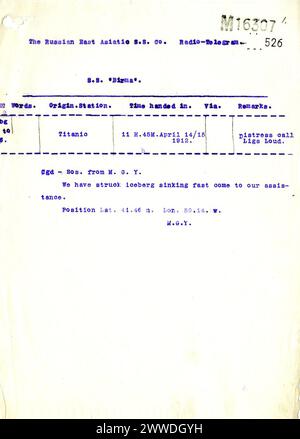 Telegramm von RMS Titanic wir haben Eisberg geschlagen am Abend des 14. April 1912 traf das Dampfschiff Titanic einen Eisberg im Nordatlantik und sank. Dieses Dokument ist eine Aufzeichnung eines SOS-Telegramms, das vom Schiff gesendet wurde, in dem alle Schiffe in der Nähe aufgefordert werden, mehr als 2000 Passagiere und Besatzung an Bord zu helfen. Leider konnte die Birma die Titanic erst sechs Stunden nach Erhalt der Nachricht erreichen, wobei mindestens zwei weitere Notrufe ihr Schiff erreichten, die den dringenden Hilfsbedarf beschreiben. Nur 705 Passagiere und Besatzung überlebten. Das Nationalarchiv hält Dokumente der nachfolgenden en Stockfoto