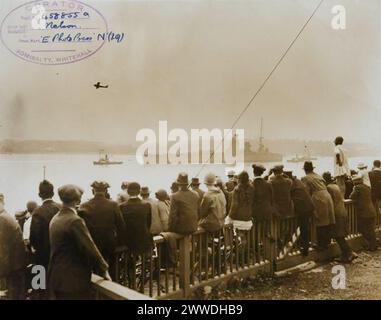 Watching Nelson Beschreibung: Ein Tyneside-Publikum beobachtet den Start von HMS Nelson, dem neuen Flaggschiff der Home Fleet. Datum: 3. September 1925 newcastle, Schiff, nelson, tyne, Schlachtschiff, tyneside, 1925, admiralität, rn, RoyalNavy, Armstrongwhitworth, hmsnelson, Homefleet, nelsonclass, hmsnelson28 Stockfoto