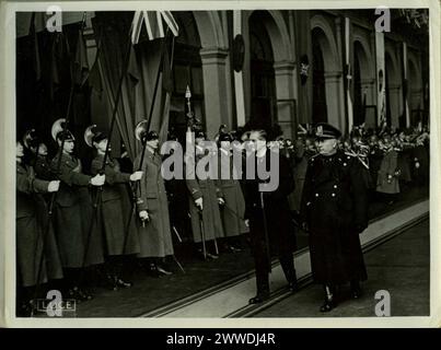 Der britische Premierminister Neville Chamberlain wird vom italienischen Diktator Benito Mussolini im Januar 1939 in Rom offiziell begrüßt. Stockfoto