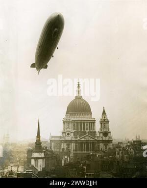 Zeppelin über St. Pauls Beschreibung: Der deutsche Graf Zeppelin fliegt über St. Paul's Cathedral während eines Pressebesuchs in London. Datum: 1930 london, Sepia, Kathedrale, Flugzeug, Luftfahrt, Transport, zeppelin, Stpauls, Luftschiff, fahrbar, Feuerzeug, Luftschiff, Grafzeppelin, dzr, lz127, dlz127, luftschifflz127, deutschezeppelinreederei, lz127grafzeppelin, luftschiffbauzeppelin, deutscheluftschiffahrtsaktiengesellschaft, delag, zeppelinlz127 Stockfoto