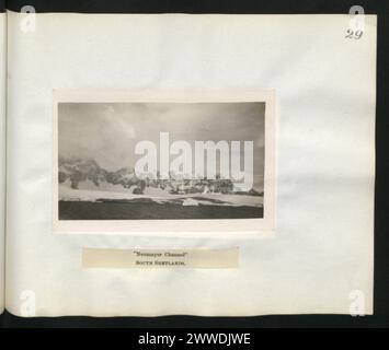 Blick auf den Neumayer Channel auf den South Shetland Islands, Februar 1928, mit eisbedeckten Wasserstraßen, umliegenden Bergen und antarktischer Umgebung. Stockfoto