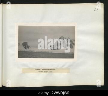 Der Gletscher im Neumayer Channel auf den South Shetland Islands, Februar 1928, zeigt Eisströmungen in einer polaren Meeresumgebung der Antarktis. Stockfoto