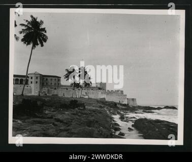 Beschreibung: St. George's Castle in Elmina am Ufer der Gold Coast. Elmina Castle, wie es gewöhnlich genannt wird, und andere Festungen wurden entlang der Küste von den Portugiesen nach ihrer ersten Besiedlung im Jahr 1482 errichtet. Ort: Gold Coast, Elmina, Ghana, Vereinigtes Königreich Datum: Januar 1957 afrika Stockfoto