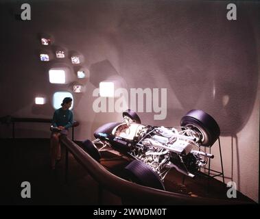 EXPO 67 Beschreibung: BRM 3-Liter-Rennwagen, fotografiert in der britischen Industrie-Sektion der Montreal Expo 67. British Racing Motors (auch „British Racing Missery“ genannt) war eines der führenden Grand-Prix-Teams der 1960er Jahre 1962 wurde Graham Hill Weltmeister für das Team. Datum: 1967 canada, Car, expo, montreal, Grandprix, Fahrgestell, 60er Jahre, Motorsport Stockfoto