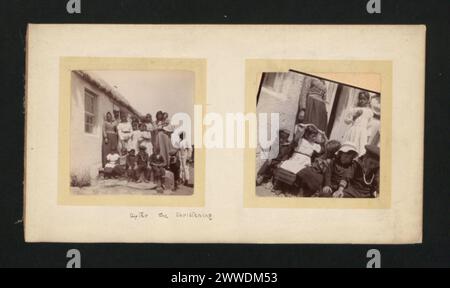 Foto mit Einwohnern der Insel Tristan da Cunha nach einer Taufzeremonie im Januar 1903, einschließlich einheimischer Kinder und Erwachsener, die sich für die Veranstaltung versammelten. Stockfoto