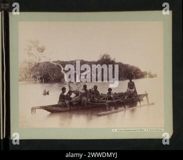 Foto von Frauen aus Tupuselei, Papua-Neuguinea, die Wasser transportieren und das tägliche Leben und die Gemeindepraktiken im Dorf veranschaulichen. Stockfoto