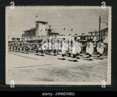 Einheit des 1. Bataillons Royal Waliser Fusiliers, die 1953 in Britisch-Guayana (heute Guyana) parierte, demonstrierte militärische Präsenz und zeremonielle Aufgaben. Stockfoto