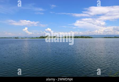 Landschaft des Kaptai-Sees. Dieses Foto wurde von Rangamati, Chittagong Division, Bangladesch aufgenommen. Stockfoto