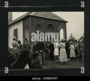 Beschreibung: Wiedereröffnung des Longwood Old House. Mitglieder der Gemeinschaft, die das Gebäude betreten. Ort: St Helena Datum: 1954-1955 Stockfoto