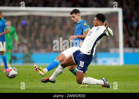 Der englische Jude Bellingham (rechts) und der brasilianische Bruno Guimaraes kämpfen während des internationalen Freundschaftsspiels im Wembley Stadium in London um den Ball. Bilddatum: Samstag, 23. März 2024. Stockfoto