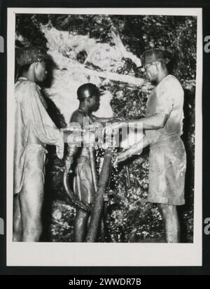 Beschreibung: Goldgräber arbeiten in der Goldmine Tarkwa. Diese Bohrmaschinenbesatzung arbeitet 1.800 Meter unter dem Boden. Ort: Gold Coast, Ghana, Großbritannien Datum: Januar 1957 afrika Stockfoto