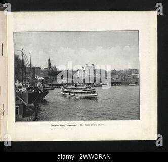 Circular Quay in Sydney, ein Fährverkehrzentrum in den frühen 1900er Jahren mit Docks, Fähren, Gebäuden am Wasser und Verkehrsinfrastruktur. Stockfoto