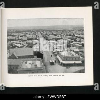Blick auf Adelaide, South Australia, vom General Post Office aus in Richtung Osten in Richtung der Hügel, um die 1900er Jahre, mit Straßen, Gebäuden und Landschaftselementen. Stockfoto