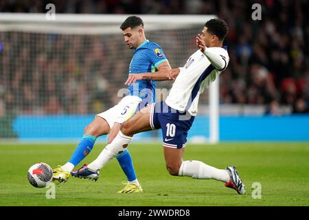 Der englische Jude Bellingham (rechts) und der brasilianische Bruno Guimaraes kämpfen während des internationalen Freundschaftsspiels im Wembley Stadium in London um den Ball. Bilddatum: Samstag, 23. März 2024. Stockfoto