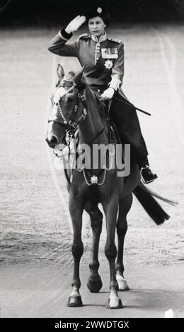 Foto aus der Zeit um 1950, das Prinzessin Elizabeth bei der Zeremonie „Trooping the Colour“ für König Georg VI. Zeigt, wie die traditionelle britische Militärparade und königliche Anwesenheit stattfindet. Stockfoto