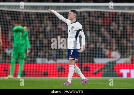 London, Großbritannien. März 2024. England Stürmer Phil Foden Gesten während des Freundschaftsspiels England gegen Brasilien im Wembley Stadium, London, England, Vereinigtes Königreich am 23. März 2024 Credit: Every Second Media/Alamy Live News Stockfoto