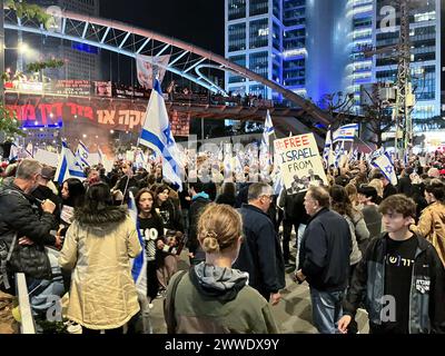 Tel Aviv, Israel. März 2024. Verwandte und Unterstützer israelischer Geiseln, die von der islamistischen Hamas im Gazastreifen festgehalten werden, blockieren eine Straße während einer Kundgebung, die ihre Freilassung fordert. Sie protestieren auch gegen die Regierung und fordern neue Wahlen. Quelle: Cindy Riechau/dpa/Alamy Live News Stockfoto