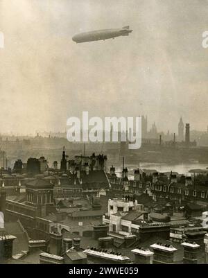 Zeppelin über der Themse Beschreibung: Blick über Lambeth zum Palast von Westminster mit deutschem Graf Zeppelin über der Themse. Datum: 1930 london, Sepia, Flugzeug, Luftfahrt, Verkehr, zeppelin, Luftschiff, lambeth, fließbar, leichte Luft, Luftschiff, Grafzeppelin, dzr, lz127, dlz127, luftschifflz127, deutschezeppelinreederei, lz127grafzeppelin, luftschiffbauzeppelin, deutscheluftschiffahrtsaktiengesellschaft, delag, Zeppelinlz127 Stockfoto