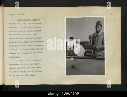 Afrikanische Arbeiter entspannen sich in der Nairobi Social Hall in der Zentralprovinz, Kenia, und zeigen Freizeit- und Sozialversammlungsmethoden unter Arbeitern. Stockfoto