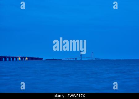 Die große Storebelt-Hängebrücke verbindet die Denmarks Inseln über die ostsee an einem trüben, sonnigen Tag. Stockfoto