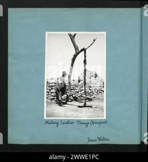 Beschreibung: Ledertangas (Riempies). James Walton. Ort: Basutoland Beschreibung: Jungen an einer Einweihungsschule. James Walton. Ort: Basutoland Beschreibung: Herdboys, die mit ihren Rindern nach Hause zurückkehren. Mons Baker. Ort: Basutoland Beschreibung: Basutoland Heute. Ort: Basutoland, Basutoland Beschreibung: Der Oberste Chef und ihre Berater. Cyril Browne. Ort: Basutoland Beschreibung: Matsieng - Hauptquartier des Obersten Obersten. Alwyn Bisschoff. Ort: Matsieng, Basutoland Beschreibung: Bodenerosion - Ein Donga. Les Ramsden. Ort: Basutoland Beschreibung: Koro Kor Stockfoto