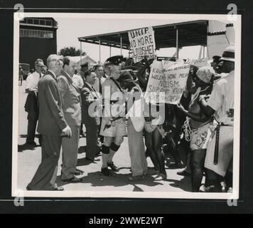 Beschreibung: Besuch von Iain Macleod, Staatssekretär für die Kolonien, in Nordrhodesien im März 1960; Demonstrationen der United National Independence Party (UNIP) Ort: Lusaka, Nordrhodesien Datum: 27. März 1960 Banner, Demonstranten, unip, kaunda, afrika Stockfoto