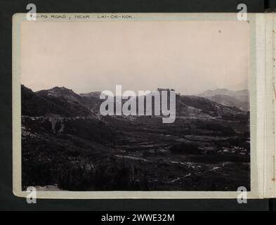 Tai-Po Road in der Nähe von Lai-Chi-Kok in Hongkong, fotografiert 1901, zeigt die Straße und die umliegende Landschaft während des frühen 20. Jahrhunderts. Stockfoto