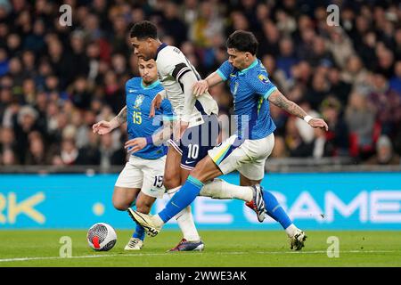 Der Engländer Jude Bellingham (Mitte) wird während des internationalen Freundschaftsspiels im Londoner Wembley Stadium von Lucas Paqueta (rechts) bekämpft. Bilddatum: Samstag, 23. März 2024. Stockfoto