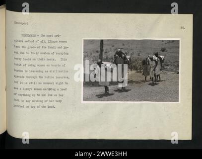 Kikuyu-Frauen in Kenia tragen schwere Lasten auf dem Rücken, eine traditionelle Transportmethode, die im Vergleich zu den Nandi und Masai weniger anmutig ist. Stockfoto