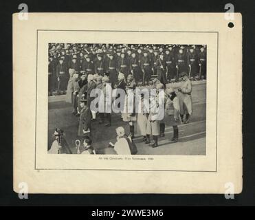 Foto einer Gedenkfeier im Cenotaph, London, Vereinigtes Königreich, am 11. November 1930. Das Bild zeigt Teilnehmer, die bei einer öffentlichen Gedenkfeier Respekt zollen. Stockfoto