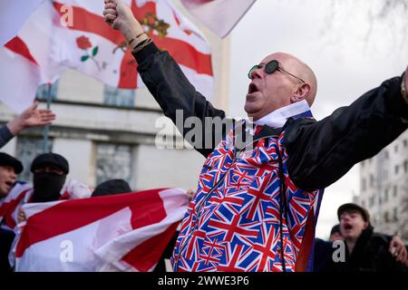 London, England, Großbritannien. März 2024. Rund 100 Menschen versammelten sich zum Wendepunkt-Protest ''Rally for British Culture'' vor der Downing Street am St. George's Day. Die Teilnehmer schwenkten Fahnen und sangen die Nationalhymne (Credit Image: © Cal Ford/ZUMA Press Wire) NUR REDAKTIONELLE VERWENDUNG! Nicht für kommerzielle ZWECKE! Quelle: ZUMA Press, Inc./Alamy Live News Stockfoto