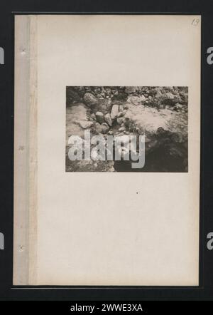 Eine Bilderserie, die archäologische Ausgrabungen in Athit in Palästina der 1920er Jahre dokumentiert und Gräben, Stab und wiedergewonnene kulturelle Artefakte zeigt. Stockfoto