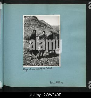 Beschreibung: Jungen an einer Initiationsschule. James Walton. Ort: Basutoland Beschreibung: Herdboys, die mit ihren Rindern nach Hause zurückkehren. Mons Baker. Ort: Basutoland Beschreibung: Basutoland Heute. Ort: Basutoland, Basutoland Beschreibung: Der Oberste Chef und ihre Berater. Cyril Browne. Ort: Basutoland Beschreibung: Matsieng - Hauptquartier des Obersten Obersten. Alwyn Bisschoff. Ort: Matsieng, Basutoland Beschreibung: Bodenerosion - Ein Donga. Les Ramsden. Ort: Basutoland Beschreibung: Koro Koro Dam. Alwyn Bisschoff. Lage: Basutoland Beschreibung: Konturrippen. Alwyn Bi Stockfoto