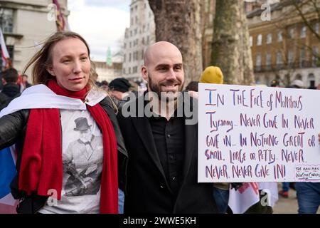 London, England, Großbritannien. März 2024. Wendepunkt: Der britische Chief Operations Officer NICK TENCONI posiert mit Demonstranten während der „Rally for British Culture“ außerhalb der Downing Street am St. George's Day (Foto: © Cal Ford/ZUMA Press Wire) NUR REDAKTIONELLE VERWENDUNG! Nicht für kommerzielle ZWECKE! Quelle: ZUMA Press, Inc./Alamy Live News Stockfoto