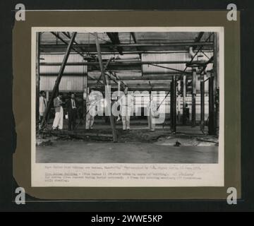 Beschreibung: Toyo Rubber Tire Company - Mukden, Mandschurei. Fotografiert vom US Signal Corps, 16. Juni 1946. Reifenherstellungsgebäude – (Ansicht Nr. 1) (Bild in der Mitte des Gebäudes). Alle Maschinen zur Herstellung von Reifen, die während der sowjetischen Besetzung entfernt wurden. Ein Rahmen zum Heben von Maschinen von noch stehenden Fundamenten. Ort: Mukden, China Datum: 16. Juni 1946 china, asien, asiathroughalens Stockfoto