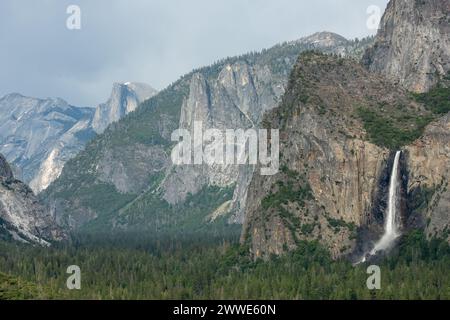 Bridalveil Falls mit Half Dome und Yosemite Valley dahinter während des schweren Schneefalls Stockfoto