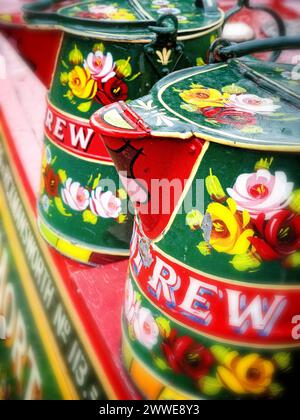 Bunte Wasserspeicher auf einem historischen Schmalboot auf dem Grand Union Canal in der Nähe von Stoke Bruerne, England, Großbritannien, Nottinghamshire Stockfoto