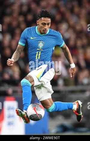 London, Großbritannien. März 2024. Raphinha von Brasilien während des internationalen Freundschaftsspiels zwischen England und Brasilien im Wembley Stadium am 23. März 2024 in London. (Foto: Daniel Chesterton/phcimages.com) Credit: PHC Images LTD/Alamy Live News Stockfoto