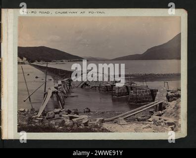 Causeway an der Tai-Po Road in Fo-Tan, Hongkong im Jahr 1901, eine gebaute Straße, die die Durchfahrt über Wasser oder Tiefland als Teil der Verkehrsinfrastruktur ermöglicht. Stockfoto