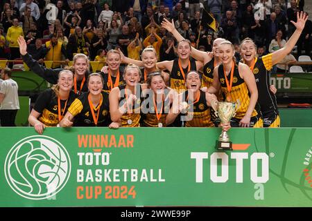 Almere, Niederlande. März 2024. ALMERE, NIEDERLANDE - 23. MÄRZ: Grashoppers feierten den Sieg während des TOTO Basketball Cup Endspiels zwischen Sportiff Grasshoppers und Topkip Lions im Topsportcentrum am 23. März 2024 in Almere, Niederlande. (Foto von Andre Weening/Orange Pictures) Credit: Orange Pics BV/Alamy Live News Stockfoto