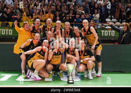 Almere, Niederlande. März 2024. ALMERE, NIEDERLANDE - 23. MÄRZ: Grashoppers feierten den Sieg während des TOTO Basketball Cup Endspiels zwischen Sportiff Grasshoppers und Topkip Lions im Topsportcentrum am 23. März 2024 in Almere, Niederlande. (Foto von Andre Weening/Orange Pictures) Credit: Orange Pics BV/Alamy Live News Stockfoto