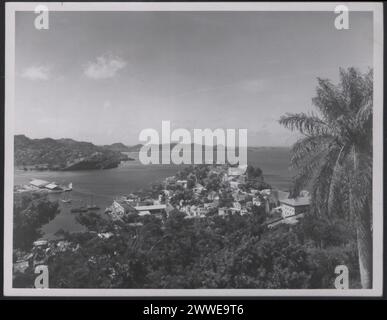 Beschreibung: Windward Islands. „Topographie. Blick auf die St. George's Harbour, Grenada, in Richtung des 3 km langen Strands Grand Anse. Links ist der neue Tiefwasserpier, Foto Nr.: D. 106585. Offizielles Foto der Windward Islands, erstellt vom Central Office of Information. Publizitätserklärung auf der Rückseite. Ort: Windward Islands Datum: 1961 Mar caribbean, caribbeanthroughalens Stockfoto