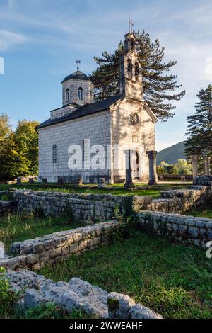 Die Hofkirche mit den Ruinen des alten Klosters im Vordergrund, Ćipur, Cetinje, Montenegro Stockfoto