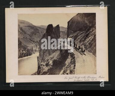 Beschreibung: Die große Klippe an der Thompson River Waggon Road. B.C. Ort: British Columbia, Kanada Datum: 1867-1868 americas Stockfoto